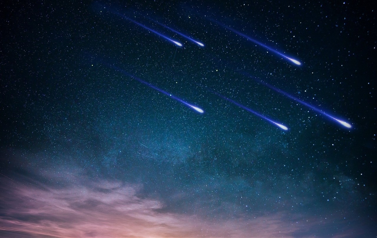 FOTO. Fotografie superbă din Maramureș. Stele căzătoare și aurora boreală, într-o singură imagine