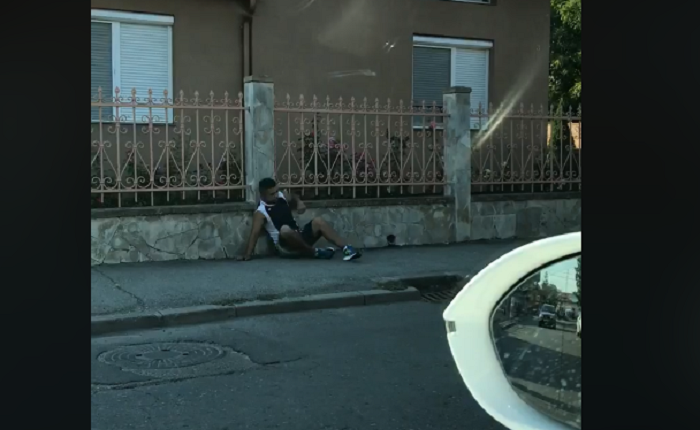 VIDEO. Persoană, presupus drogată, căzută pe stradă în Satu Mare