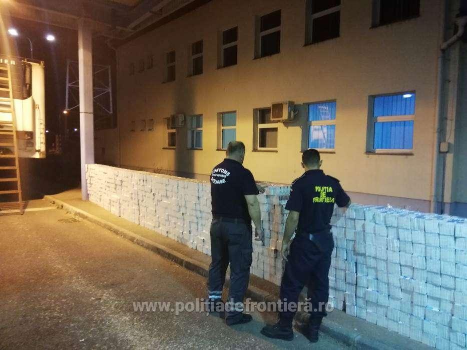 FOTO/VIDEO. Captură impresionantă de țigări la Halmeu! Transportate cu TIR-ul