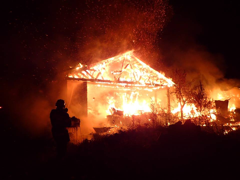 FOTOGALERIE. Incendiu de amploare la periferia municipiului Satu Mare