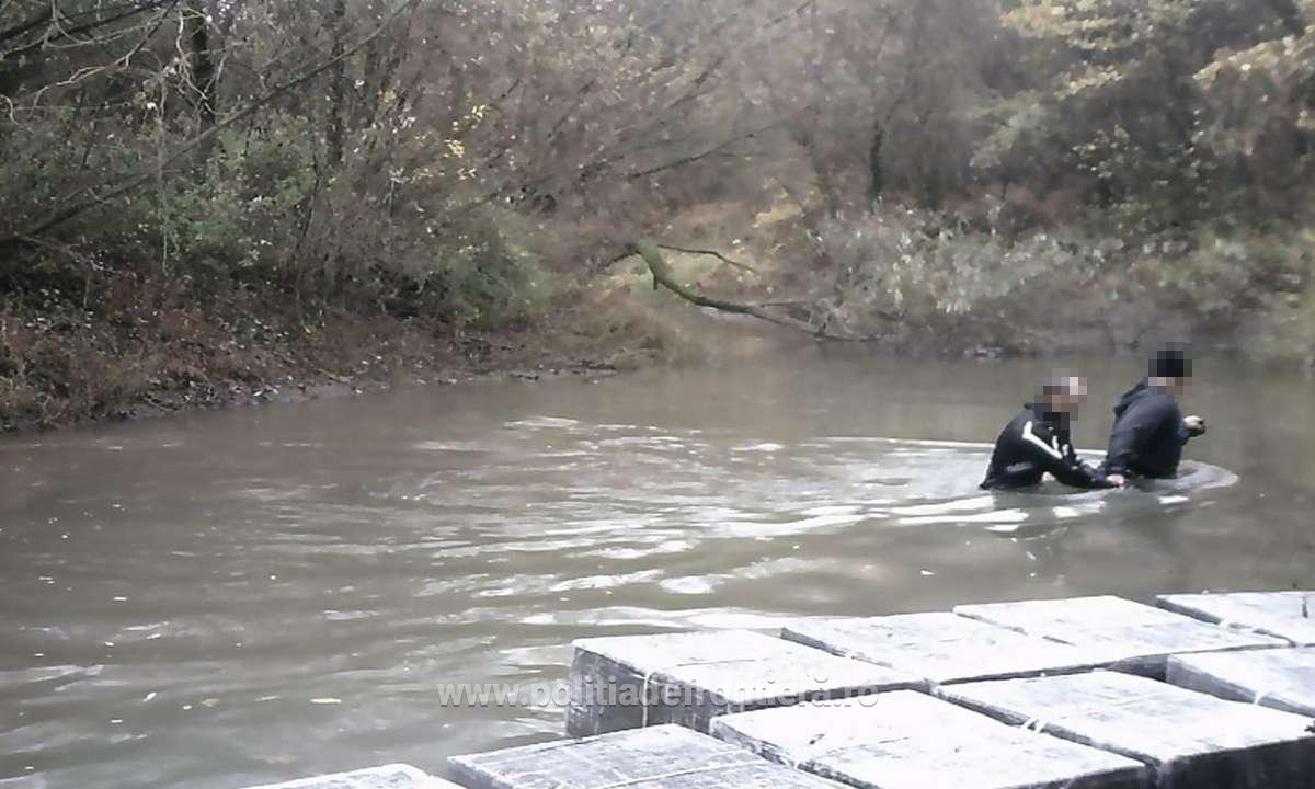 FOTO/VIDEO. Prin apă, cu coletele în spate. Cum se face contrabandă cu țigări la Satu Mare