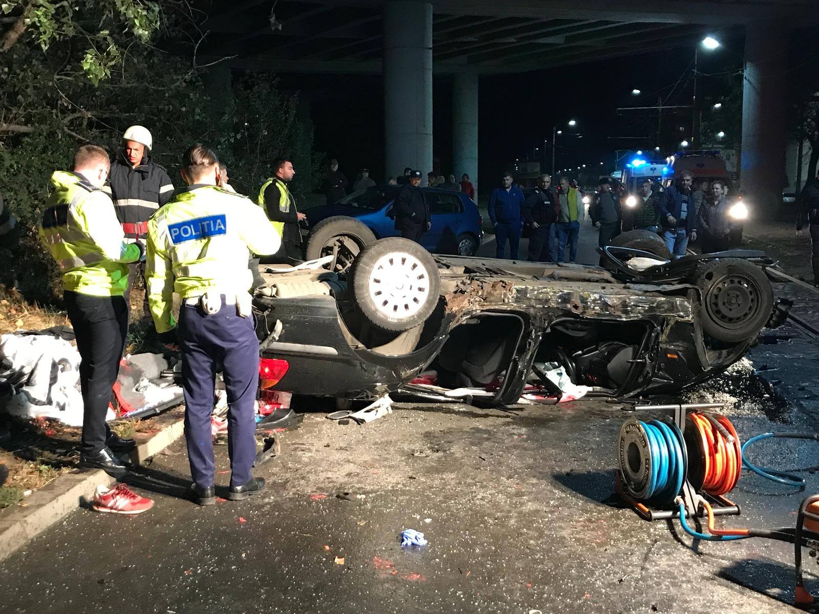 FOTO/VIDEO. TRAGEDIE. Doi tineri au murit, după ce au căzut cu mașina de pe pod
