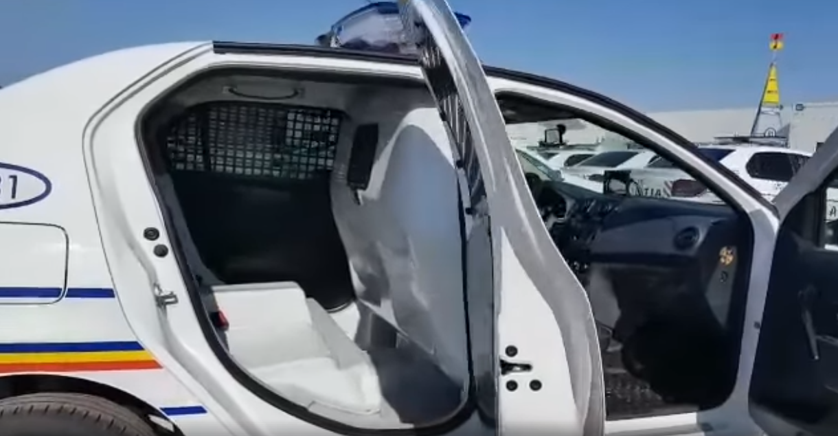 FOTO/VIDEO. Noile autospeciale ale Poliției Satu Mare: cameră video și compartiment pentru reținuți