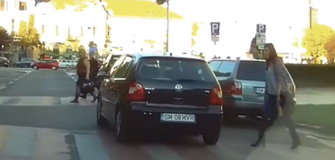 VIDEO. Slalom printre mașini și pietoni, în centrul Sătmarului