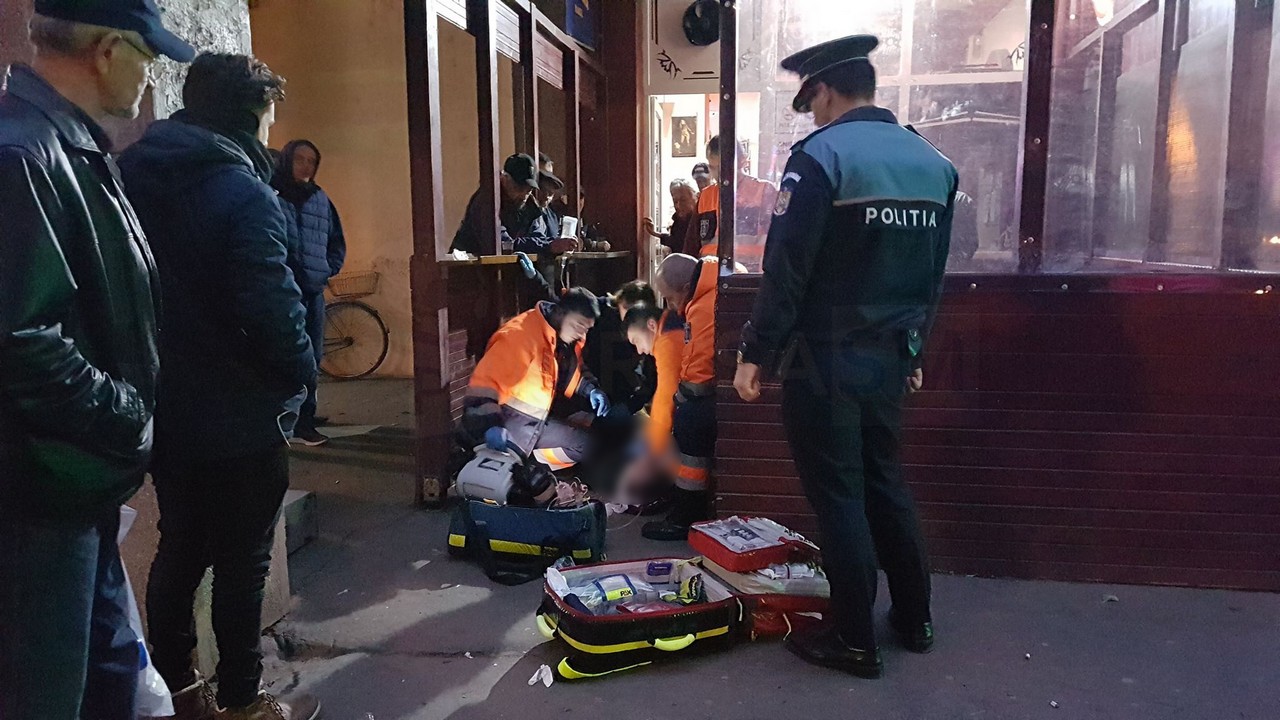 FOTO. Descoperire macabră la un bar. Bărbat găsit mort în Micro 15
