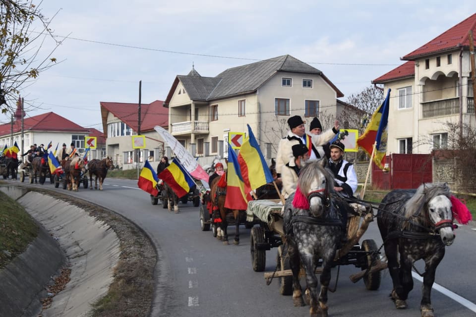 FOTO/VIDEO. Cu căruța spre Cetatea Unirii. Oșenii au pornit spre Alba Iulia