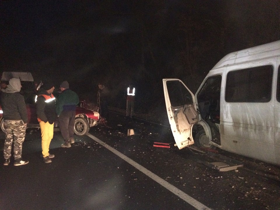 FOTO. Accident mortal în Bihor. Microbuz școlar, cu 14 elevi, lovit de o mașină