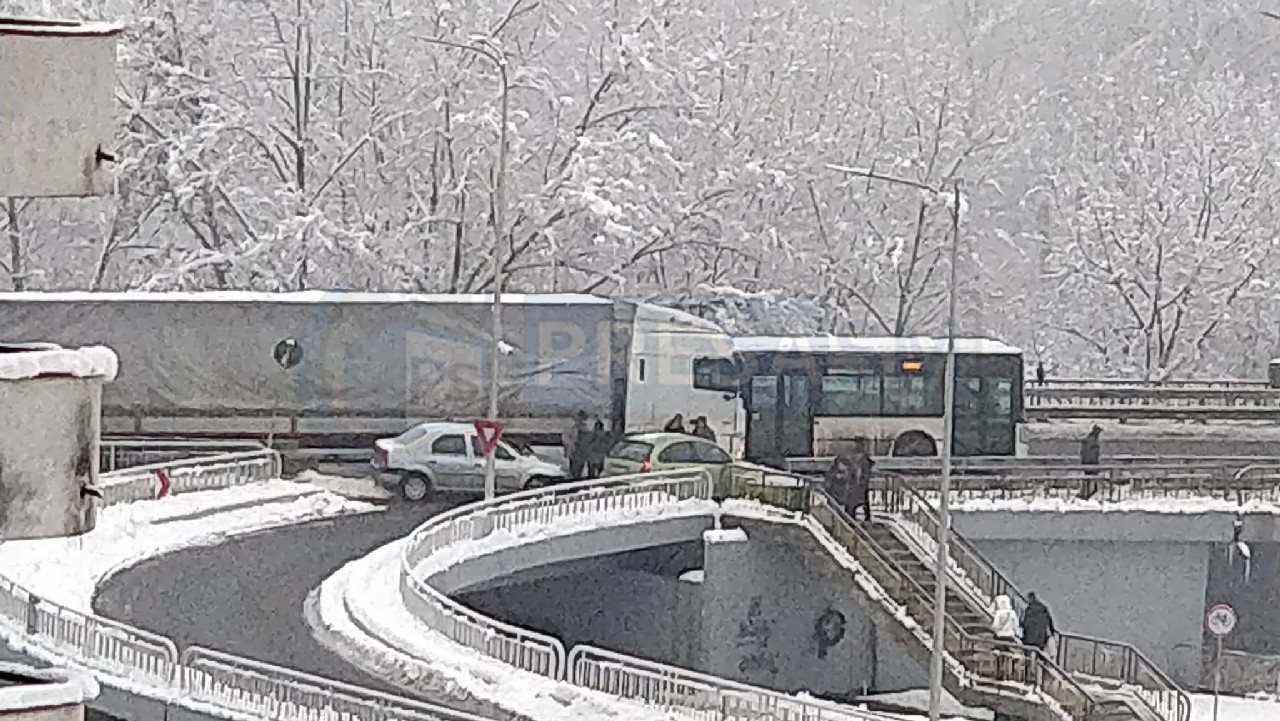 FOTO. Accident pe Podul Decebal. La un pas să urce cu TIR-ul peste o mașină