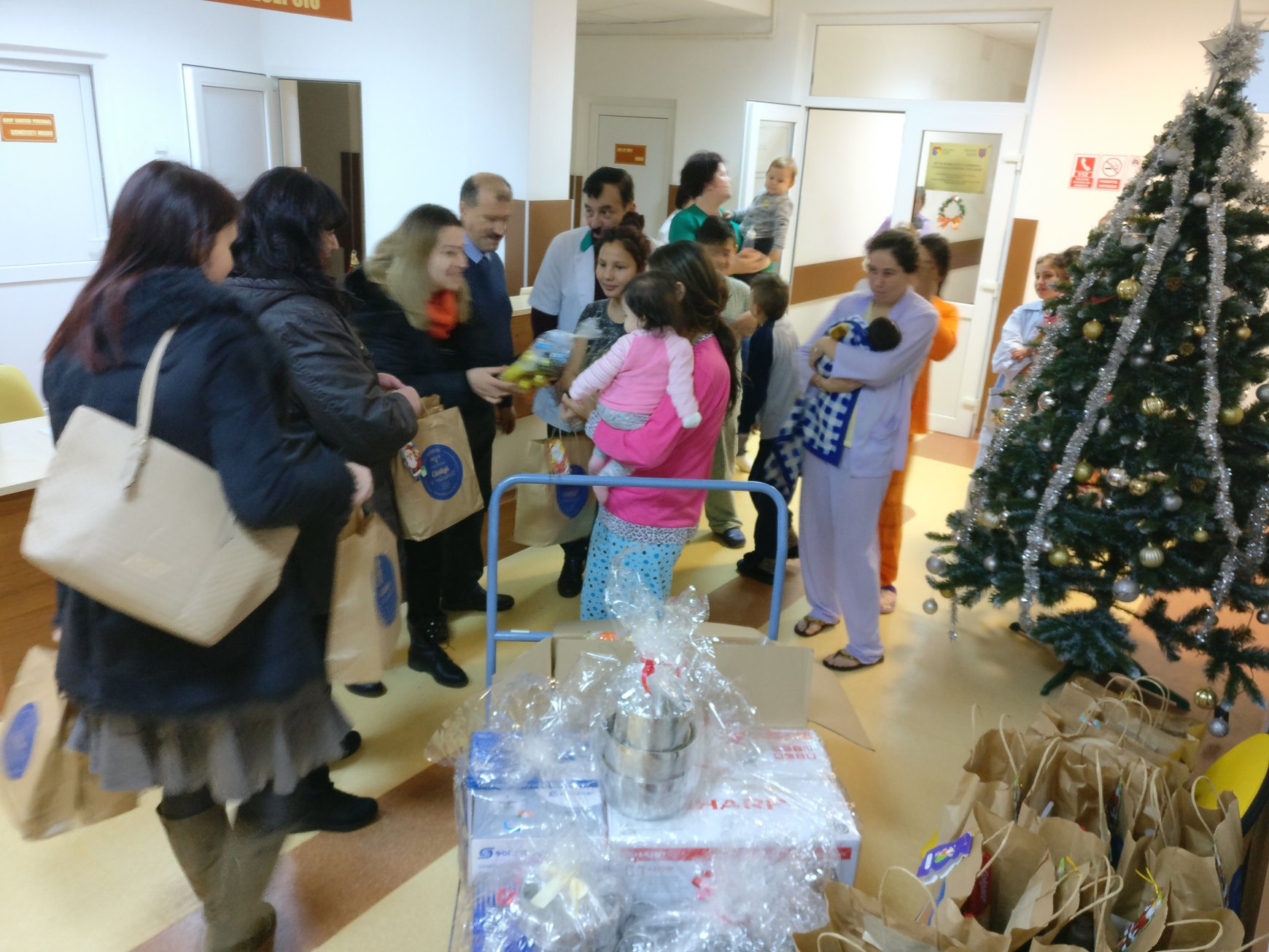 FOTO. Cadouri pentru cei mici. Fundația Hans Lindner, donație pentru secția de Pediatrie