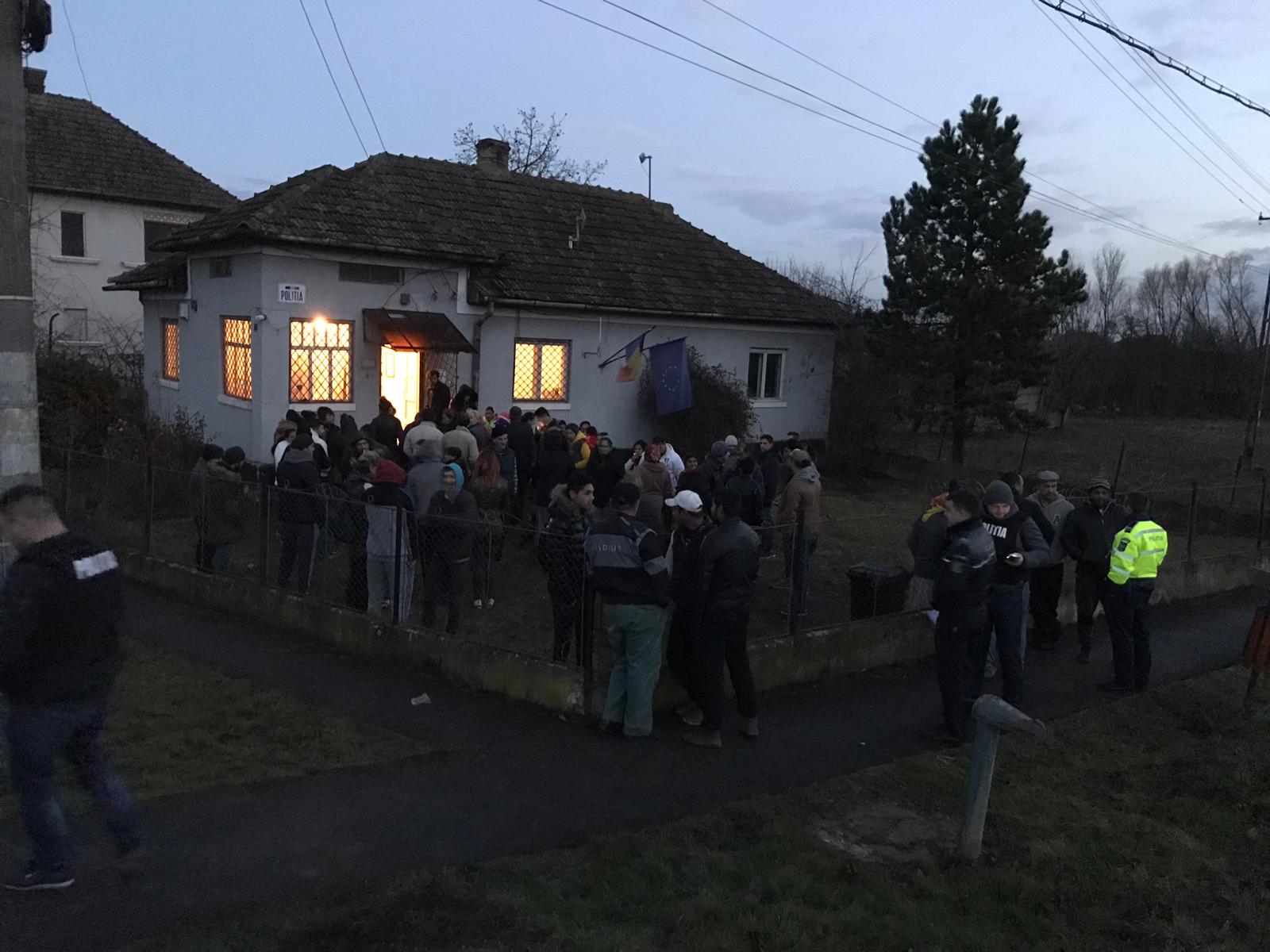 FOTO. Acțiune în forță a Poliției în județ! Zeci de persoane duse la verificări