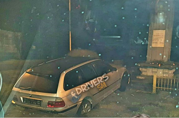 FOTO. Accident în Mădăras. A intrat cu BMW-ul într-un monument