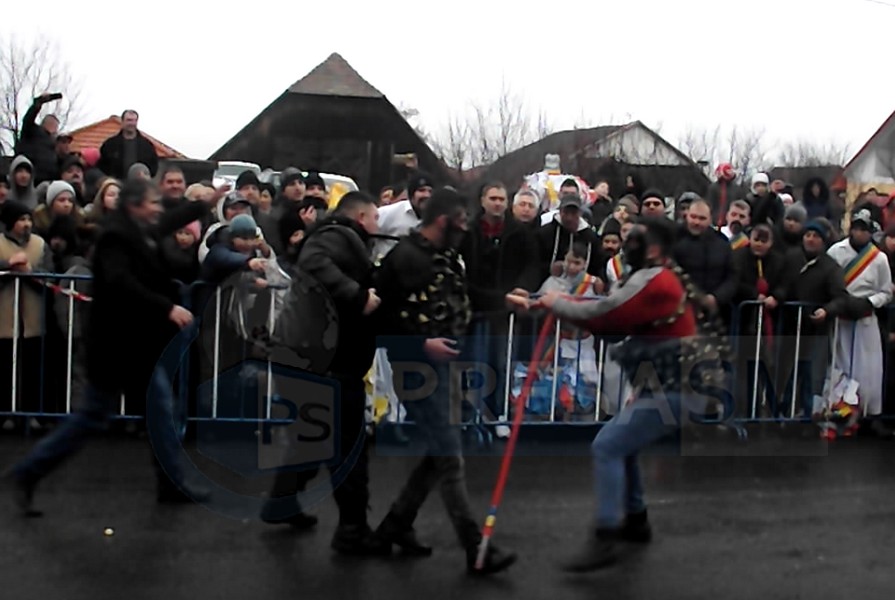FOTO/VIDEO. ”Bătaie” cu furcile între două comunități din Sătmărel! În centrul localității