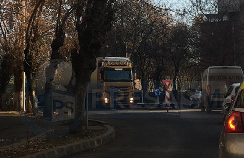 FOTO. Ambuteiaj în Cartierul Micro 16. TIR blocat în sensul giratoriu. Șoferul, amendat