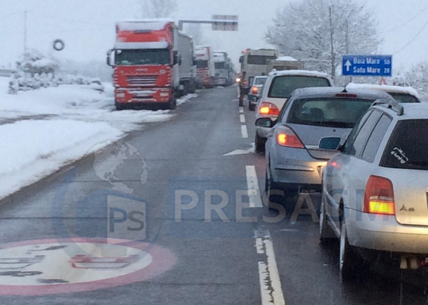 FOTO. Trafic blocat pe DN 1C, lângă Halmeu. Camion în șanț, trafic deviat zeci de kilometri