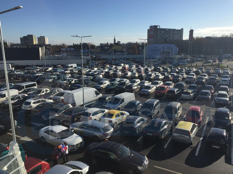 FOTO/VIDEO. NEBUNIE! Mașini blocate în parcarea mall-ului NEPI! Nu se mai poate ieși