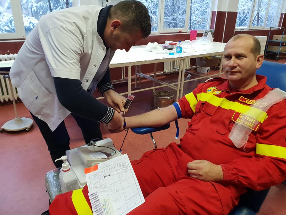 FOTO. MOBILIZARE. Pompierii au dat tonul! Sătmărenii, invitați să combată criza de sânge