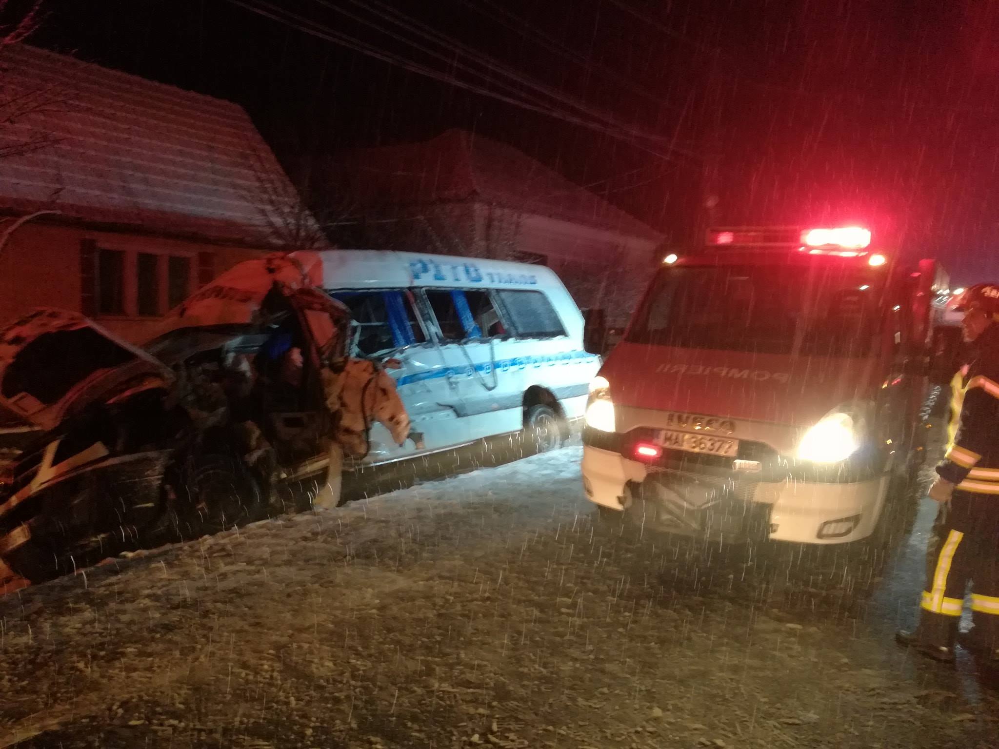 FOTO. Accident mortal. Un microbuz a fost lovit de TIR