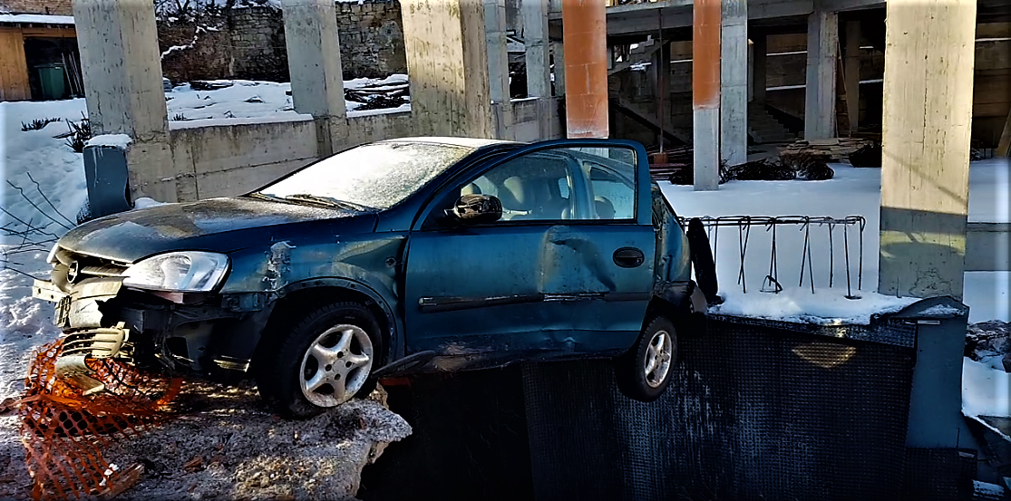 FOTO. Accident rutier. Cum a rămas suspendată o mașină. La un pas de tragedie