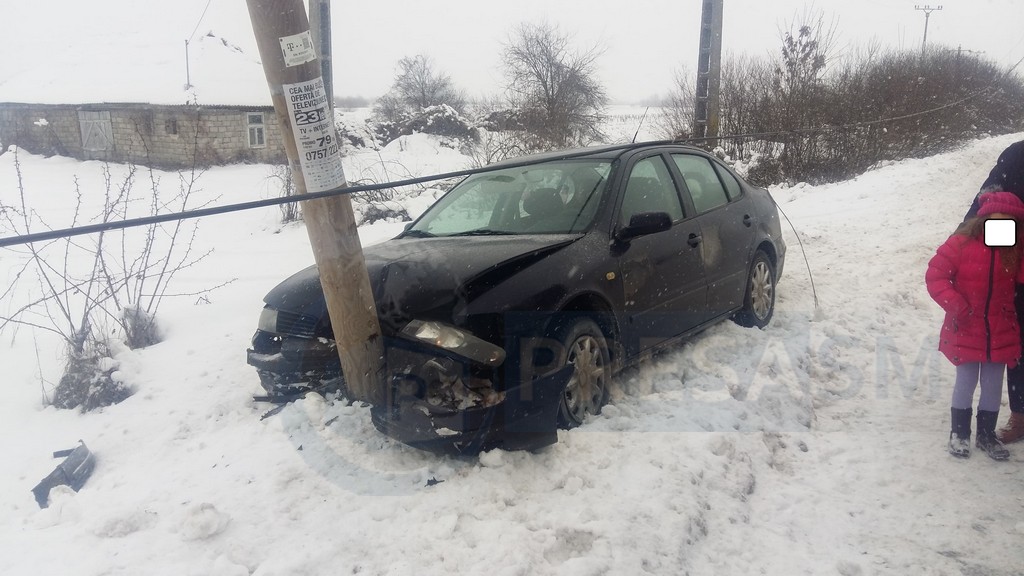 Accident în județul Satu Mare. Un șofer începător a intrat cu mașina într-un stâlp. Două minore au fost rănite