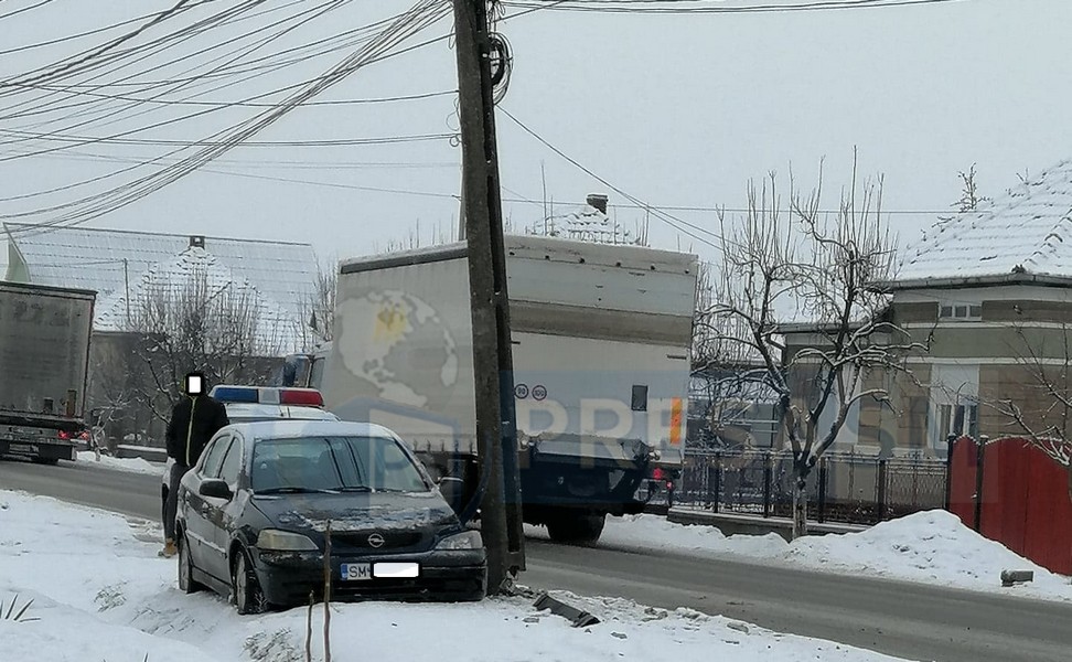 FOTO. Un șofer a intrat cu mașina în stâlp. A lăsat fără curent o stradă întreagă