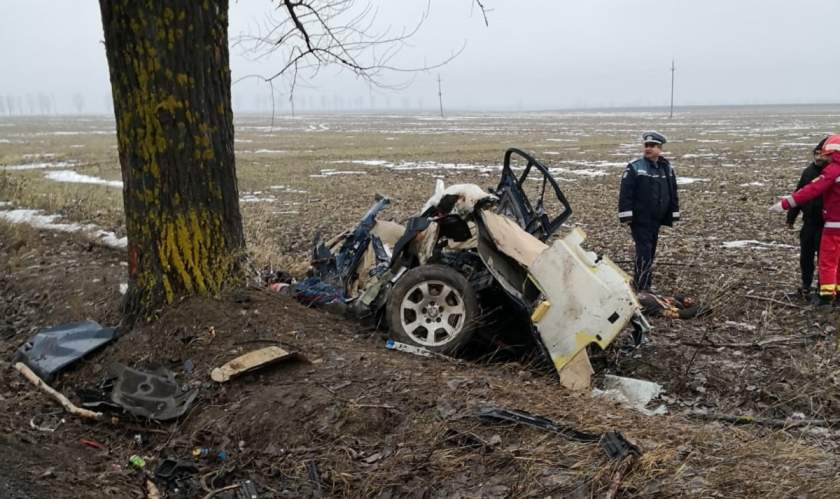FOTO. Accident cu patru morți în România. BMW-ul s-a rupt în două