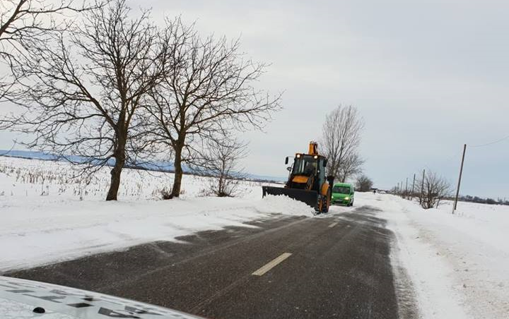 FOTOGALERIE. Au uitat de deszăpezire. Localitate ”ruptă” de județul Satu Mare
