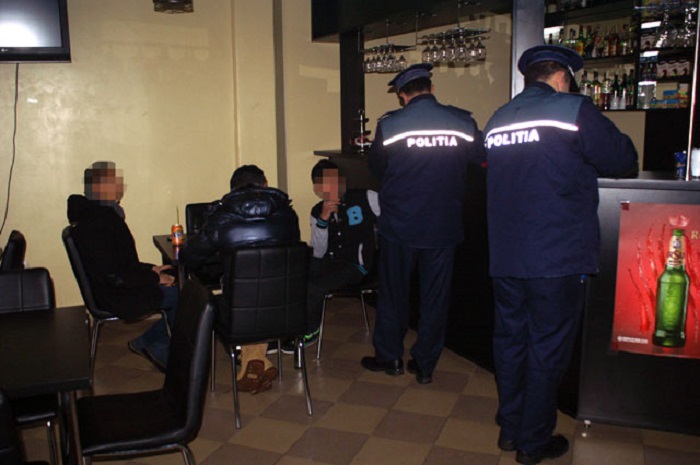 Terorizați de scandalagii, doi vârstnici din Ardud au fost amenințați și de cei de la Poliție, prin 112!