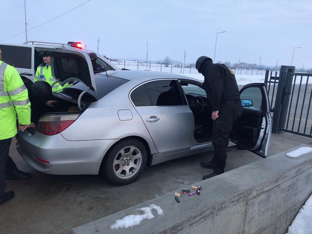 FOTO. Șofer drogat, prins în flagrant în județul Satu Mare. Ce au mai găsit polițiștii
