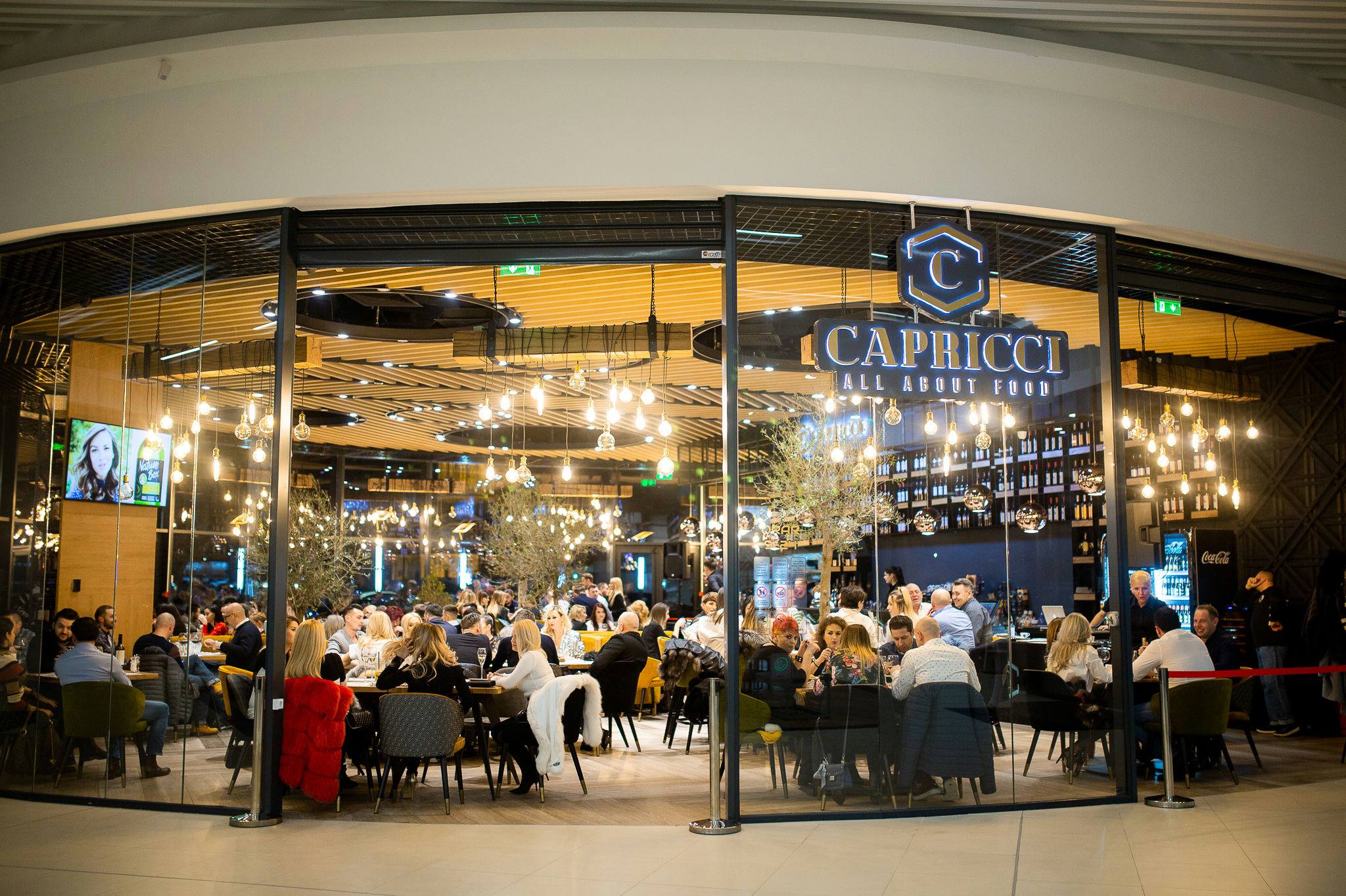 VIDEO. Mall-ul NEPI prinde viață noaptea! Distracție maximă în weekend la Capricci