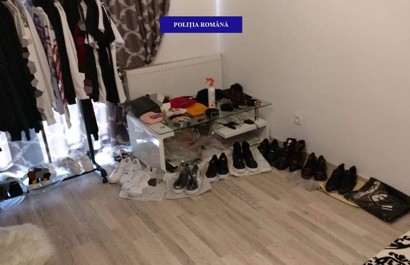 FOTOGALERIE. Versace, Philipp Plein şi Givenchy contrafăcute pe OLX. Sătmăreni printre țepuiți