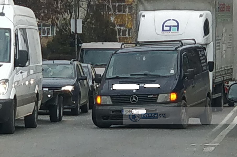 FOTO. Ghinion curat pentru un șofer. Cum a rămas cu mașina în mijlocul drumului, în Satu Mare