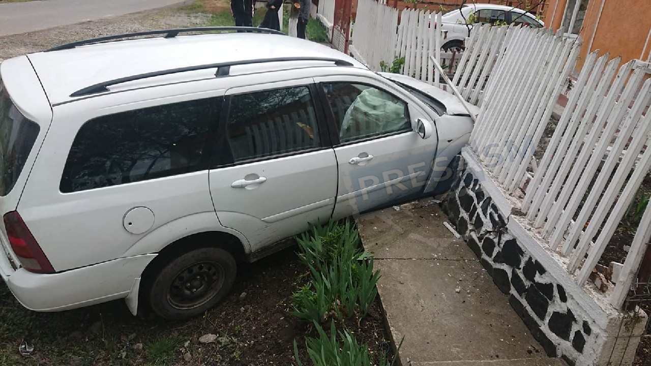Un sătmărean beat s-a certat cu pasagerii și s-a oprit cu mașina în gard
