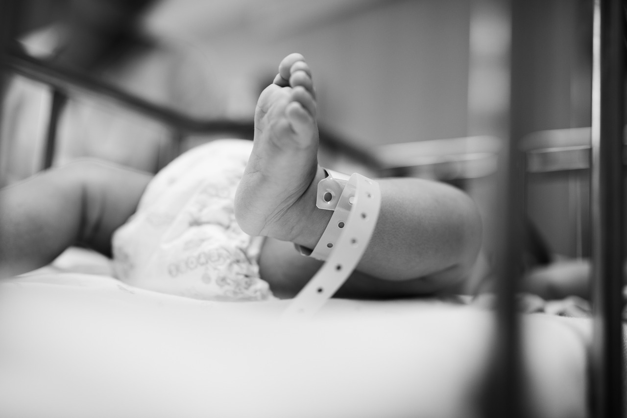 Bebeluș decedat în brațele mamei, în Carei. A fost la spital, dar l-au lăsat acasă. Părinții vor să afle ce s-a întâmplat
