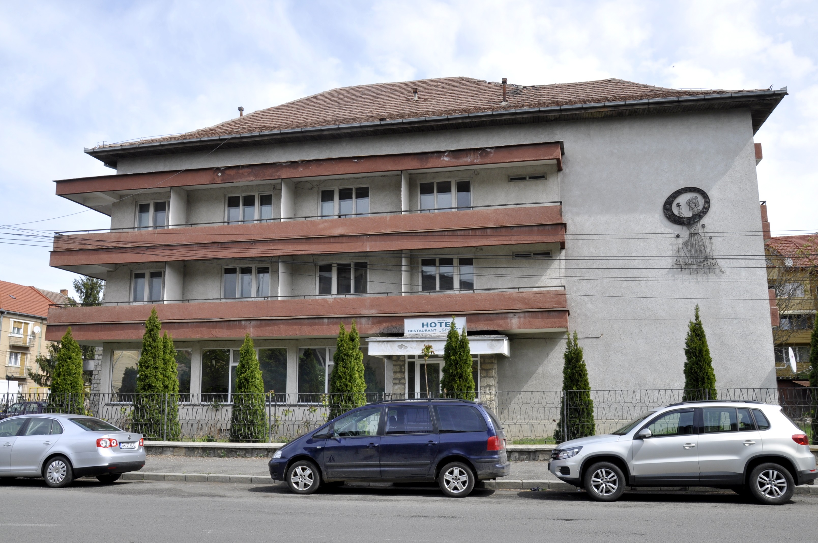 Hotelul Sport din Satu Mare, simbolul impotenței statului român. Birocrația îl ruinează