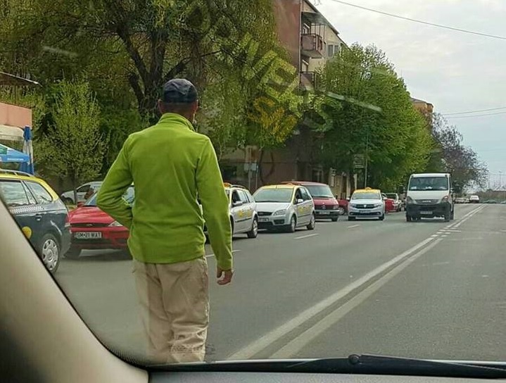 FOTO. Sătmarul minunilor! Un pieton circulă pe...linia dublă continuă