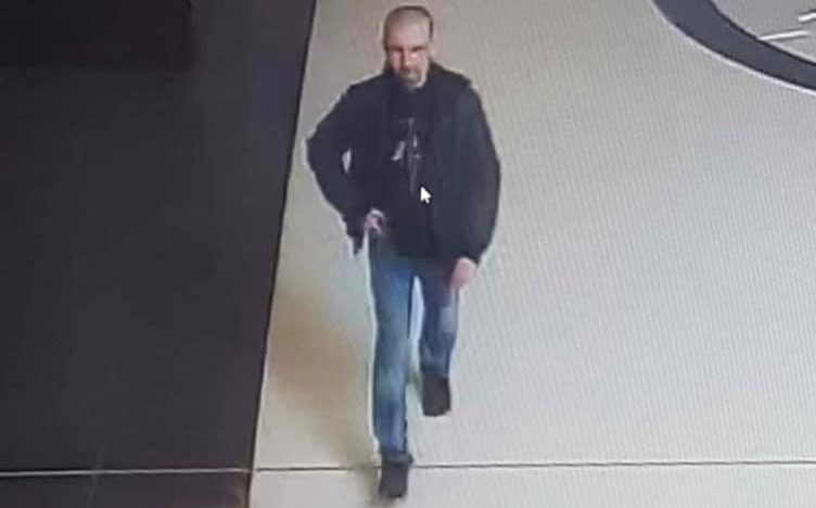 FOTO. Individ acuzat că urmărește minore în zona mall-ului și Micro 14