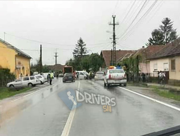FOTO. Impact frontal între o mașină și o autoutilitară. O femeie a fost rănită