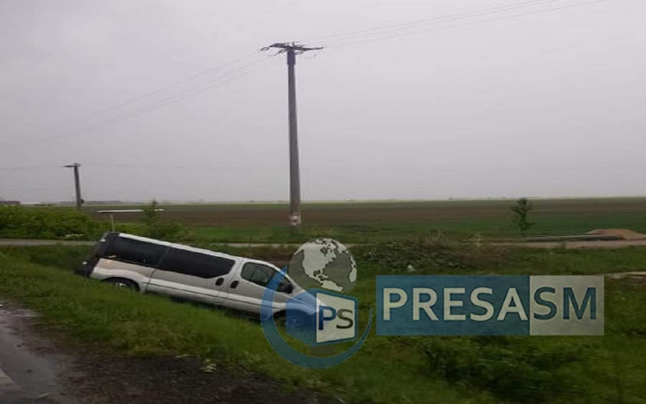 FOTO. Accident cu victime pe DN19, în Botiz. Un microbuz a ajuns în șanț