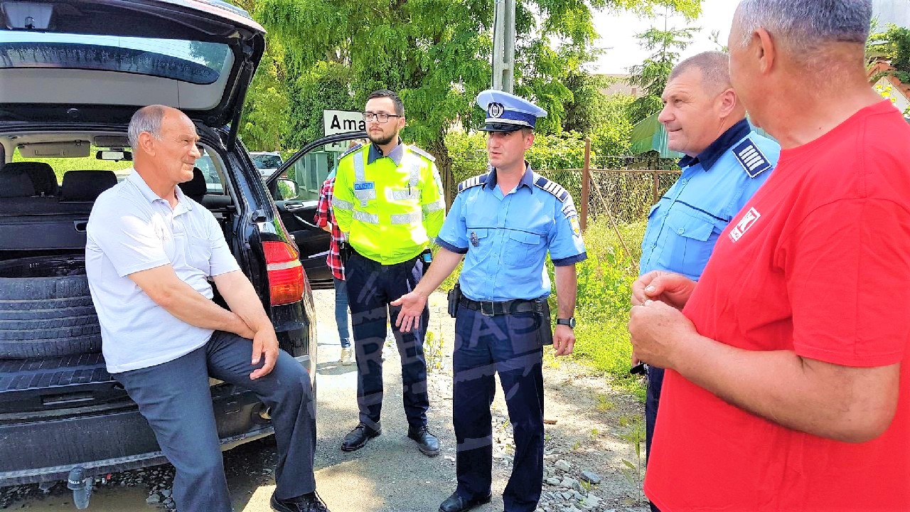 FOTO. Polițiștii se plâng că își distrug mașinile pe drumurile din județul Satu Mare