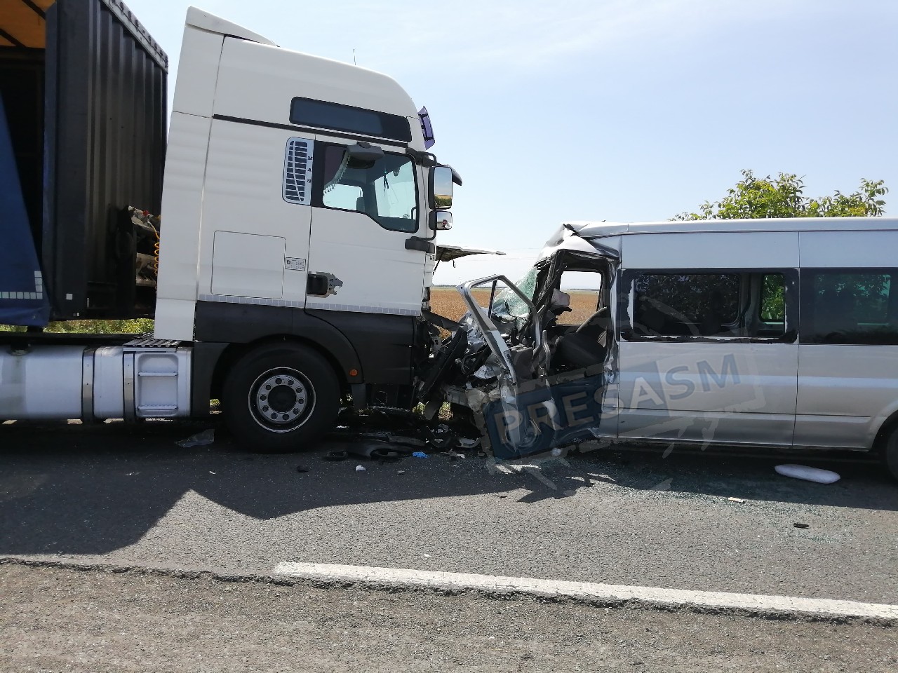 Accident grav pe DN19, între Satu Mare și Carei. Impact între o dubă și un camion