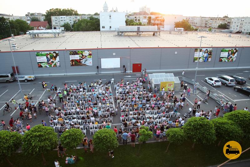 Proiecție de film, cu intrare gratuită, în parcarea Kaufland Satu Mare