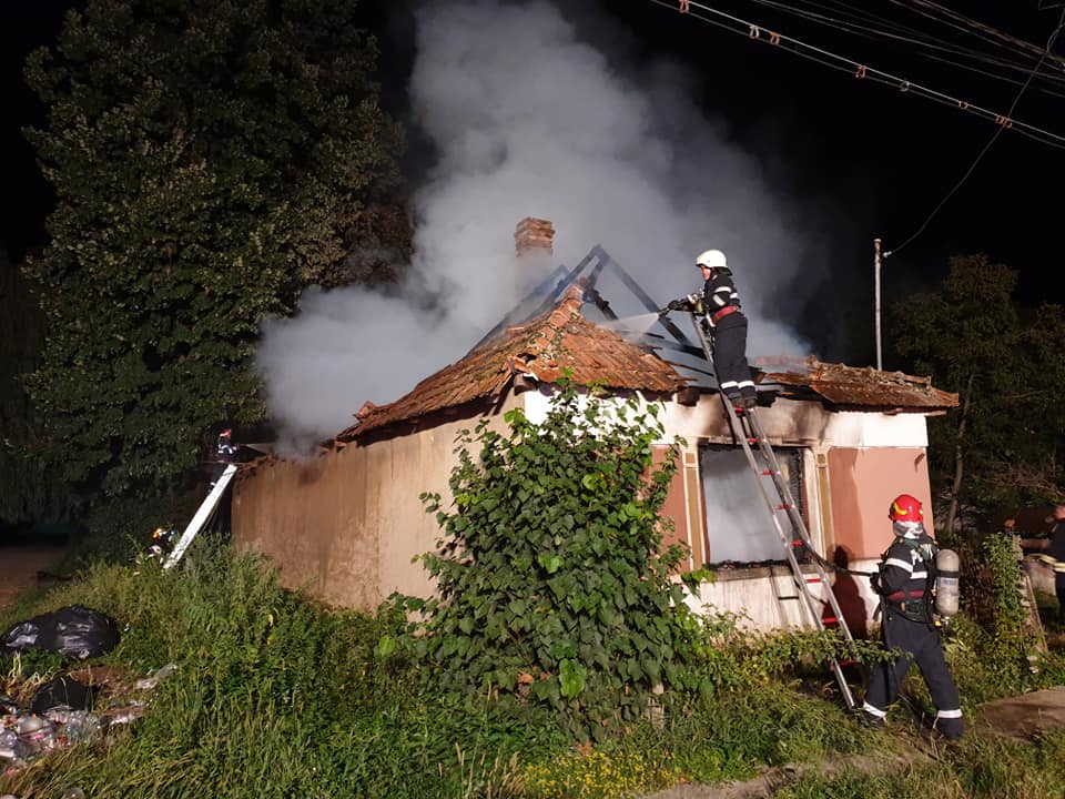FOTO/VIDEO. Incendiu de amploare în județ. Mai multe persoane au rămas fără locuință