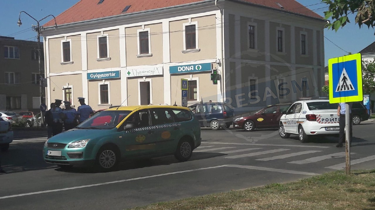 FOTOGALERIE. Femeie acroșată de un taxi pe trecere de pietoni, în centrul Sătmarului