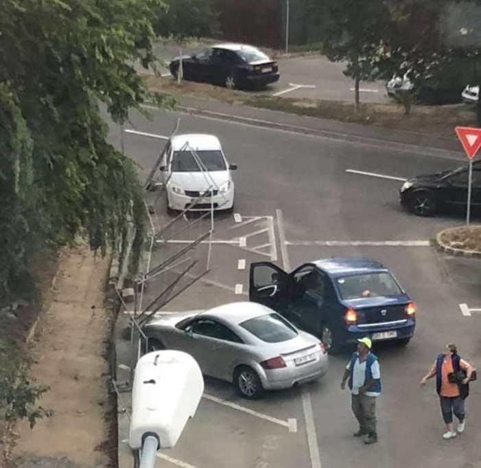 FOTO. Sătmărean, avertizat pe Facebook că un gard i-ar putea face praf mașina