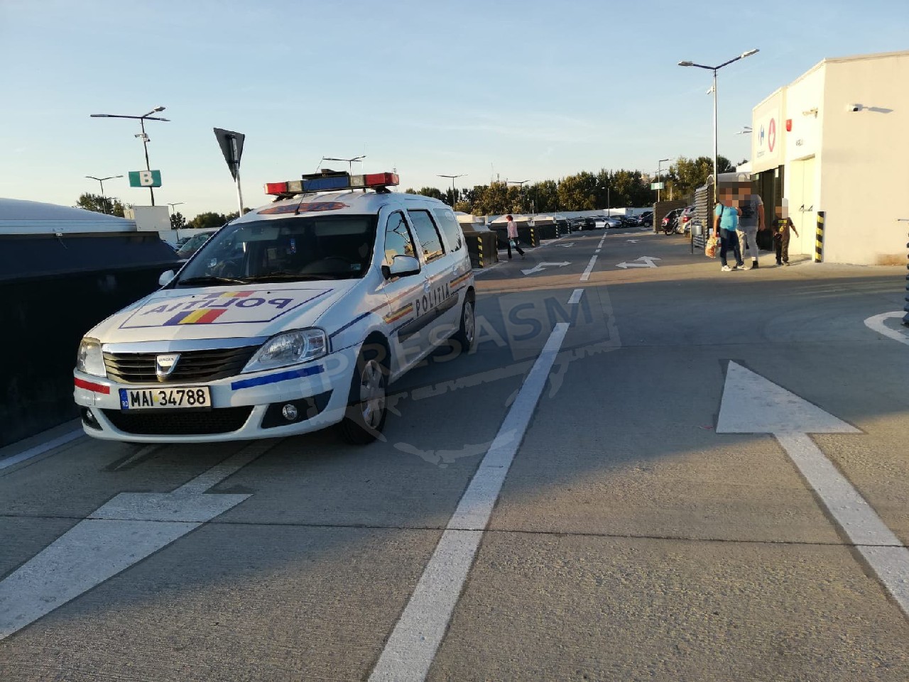 Un adolescent (16 ani) s-a urcat la volan și a făcut un accident în parcarea de la NEPI. S-a ales cu dosar penal