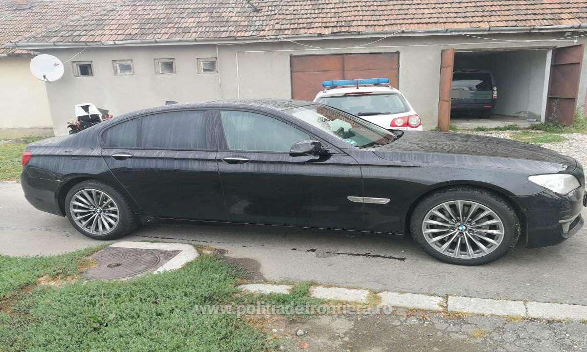 S-a îmbătat în centrul Sătmarului și și-a ”parcat” BMW-ul în niște jardiniere din beton
