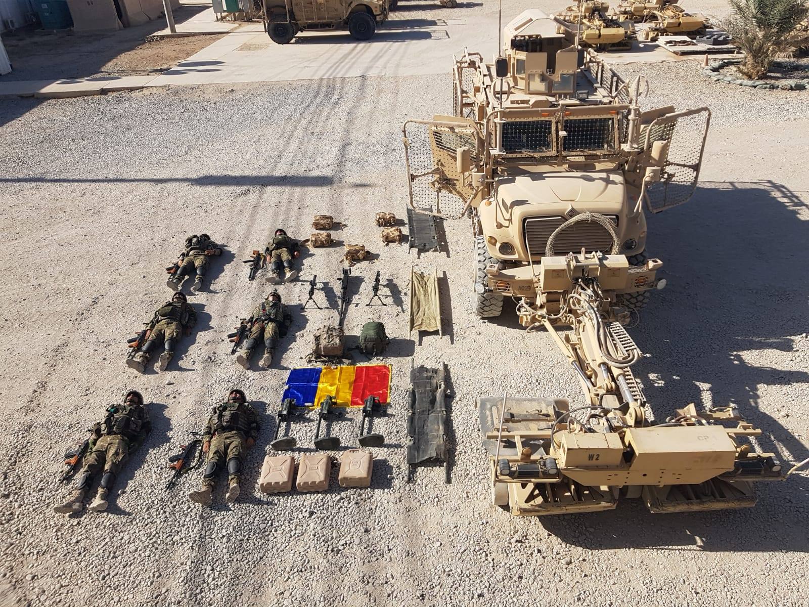 Fotografie virală cu soldații români din Afganistan. Iată de ce s-au pozat așa