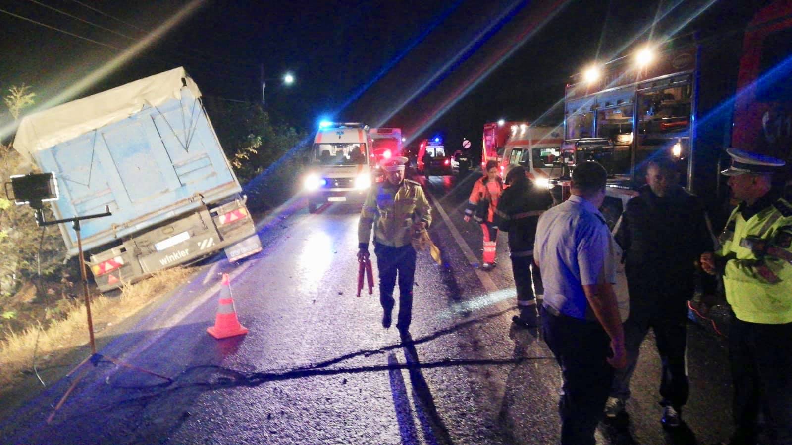 FOTO. Accident cu zece morți și opt răniți. Impact între un TIR și un microbuz