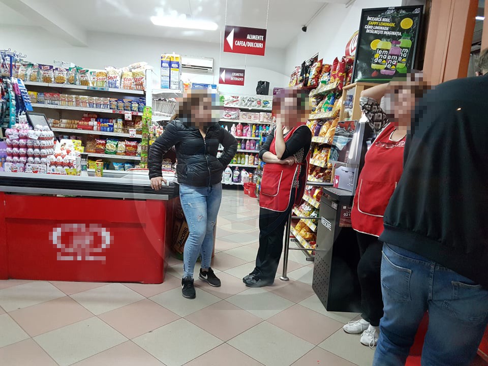 FOTO. Tâlhărie la lăsarea serii. Angajatele unui magazin, amenințate cu cuțitul