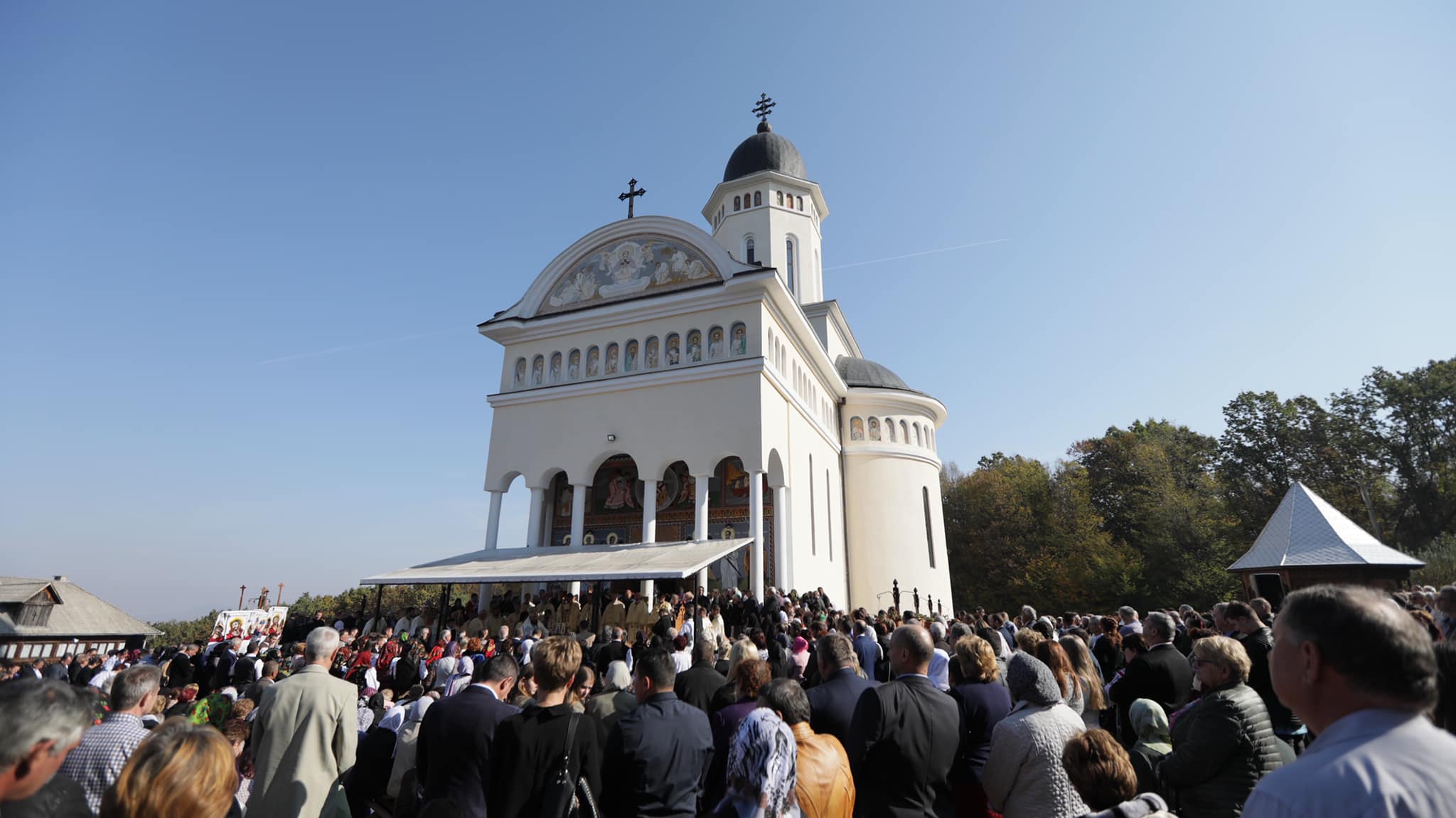 Bisericile, "deschise" după 15 mai. Slujbele, doar în aer liber. Enoriașii, cu măști